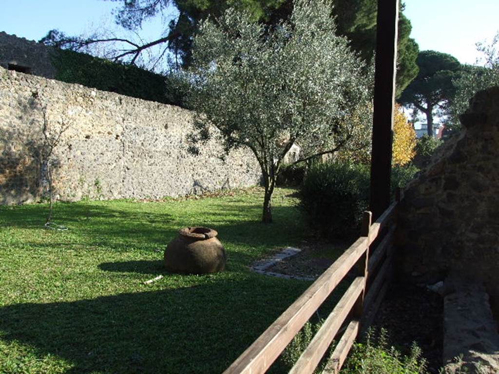 II.8.6 House of the Garden of Hercules.    View of garden from north east looking south.