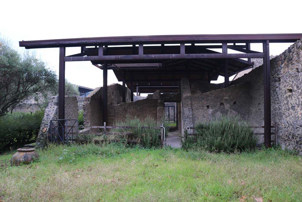 II.8.6 Pompeii. December 2018. Looking west through house, from north-east corner of garden area. Photo courtesy of Aude Durand.