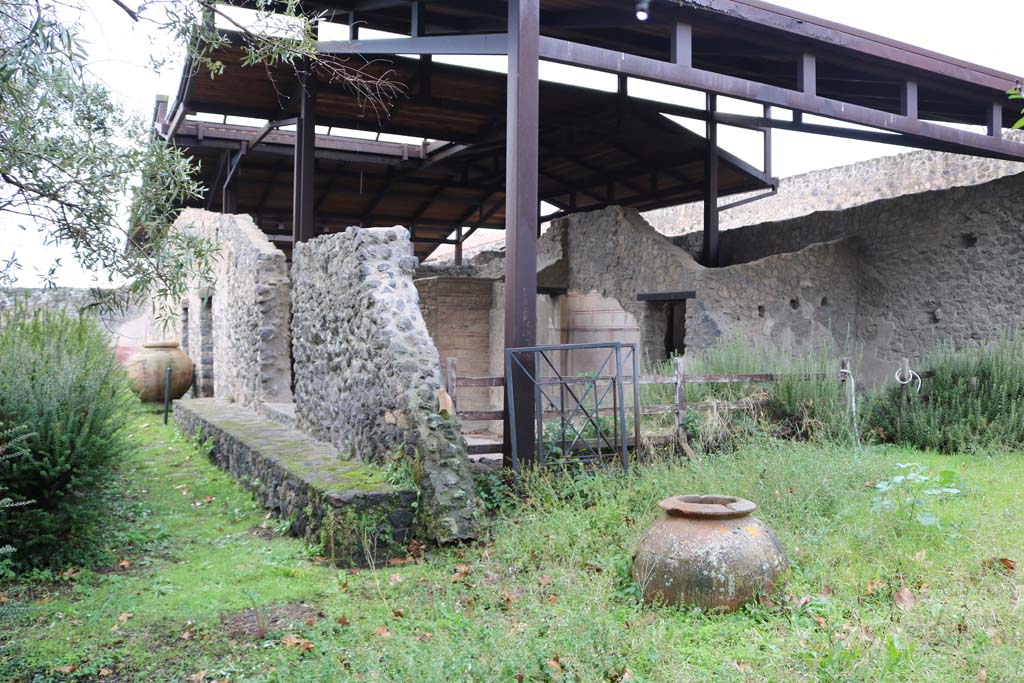 II.8.6 Pompeii. December 2018. Bench along wall of house, looking west. Photo courtesy of Aude Durand.