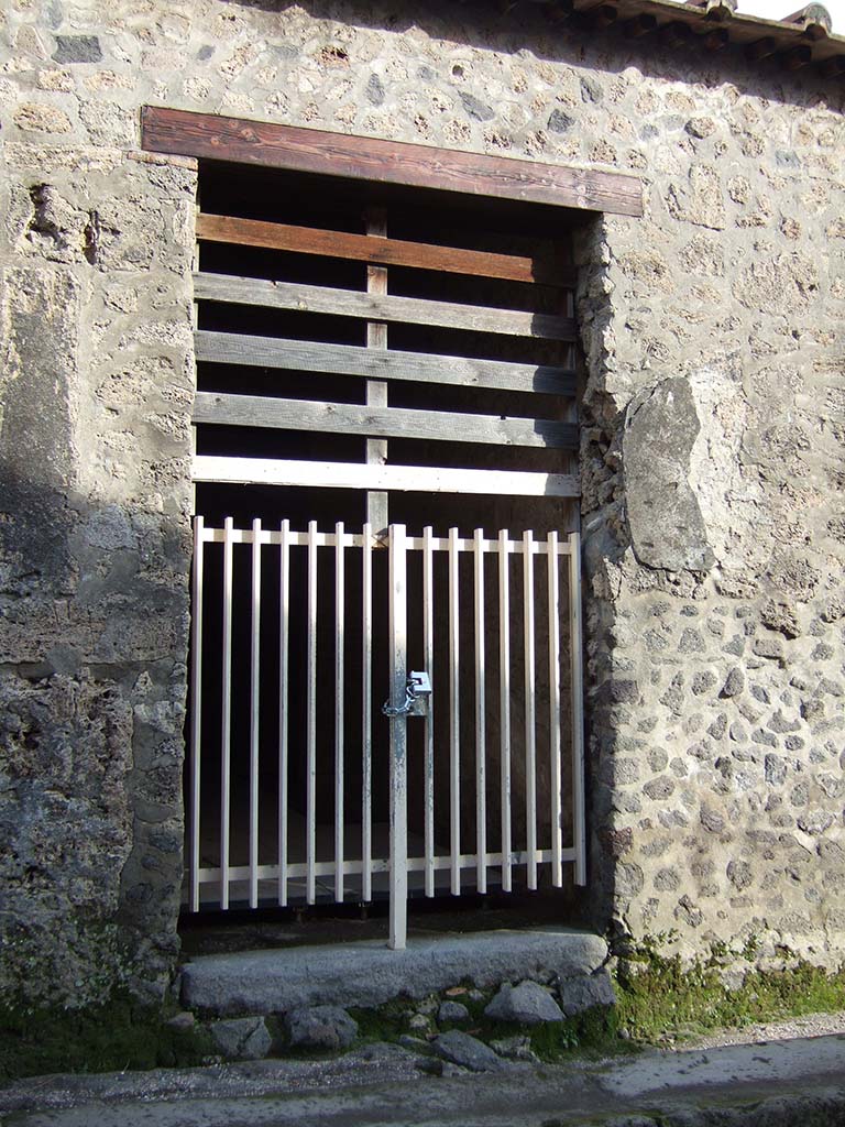 II.9.1 Pompeii. December 2005. Entrance doorway.
According to Varone and Stefani, when excavated a painted image of Mercury was seen here.
On the left side of Mercury, CIL IV 9903 and 9904 were found.
See Varone, A. and Stefani, G., 2009. Titulorum Pictorum Pompeianorum, Rome: L’erma di Bretschneider, (p.226)

According to Epigraphik-Datenbank Clauss/Slaby (See www.manfredclauss.de), these read –

Popidium Rufum 
IIvir(um) Quietus rog(at)       [CIL IV 9903]

Sabinum aed(ilem) o(ro) v(os) f(aciatis) v(iis) a(edibus) s(acris) p(ublicis) p(rocurandis) v(irum?) s() d(ignum) r(ei) p(ublicae)    [CIL IV 9904]
