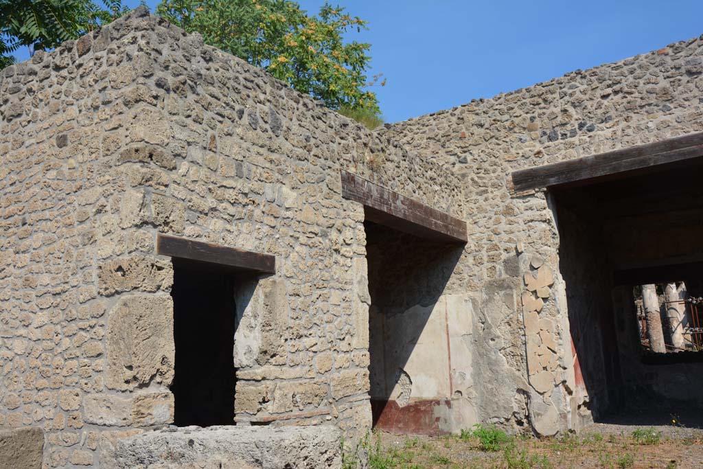 III.2.1 Pompeii. July 2017. Looking towards rooms on west side of atrium from entrance doorway.
Foto Annette Haug, ERC Grant 681269 DÉCOR.

