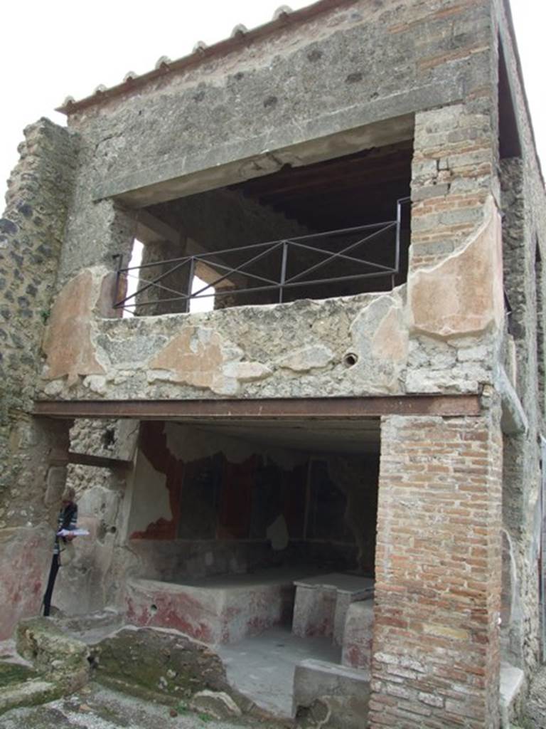 III.4.3  Pompeii.  March 2009.  Room 3.  Triclinium and Upper floor, looking west.