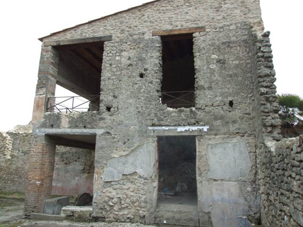 III.4.3  Pompeii.  March 2009. Looking south from Garden towards Triclinium, and upper floor.