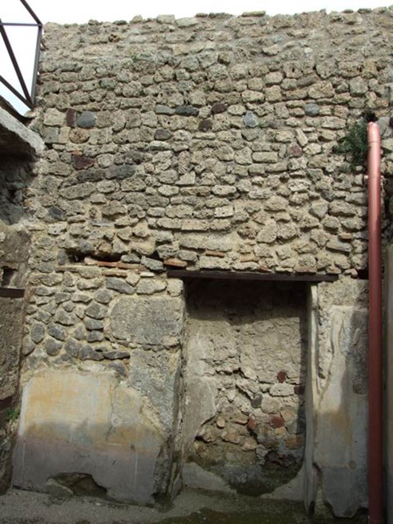 III.4.3  Pompeii.  March 2009.  Room 23.  East wall, with niche or recess.