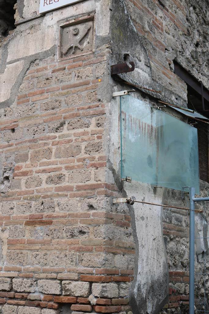 III.4.3 Pompeii. December 2018. South-east corner of insula.
Phallus plaque on front (south) side and graffiti on side wall (east) side. Photo courtesy of Aude Durand.

