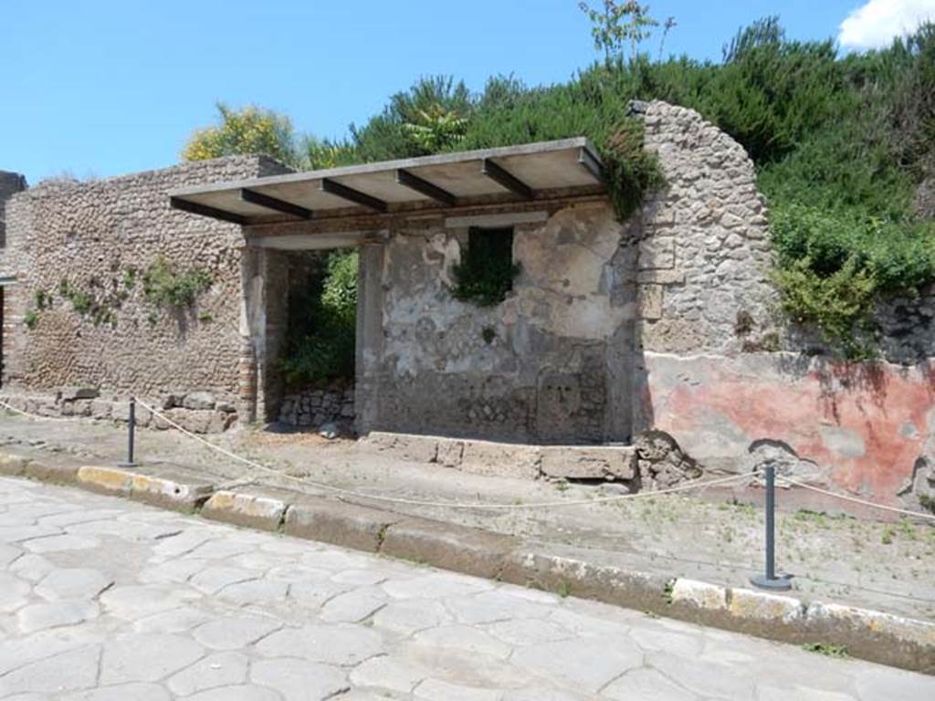 III.5.2 Pompeii. May 2016. Looking towards entrance doorway on north side of Via dell’Abbondanza.  Photo courtesy of Buzz Ferebee.
