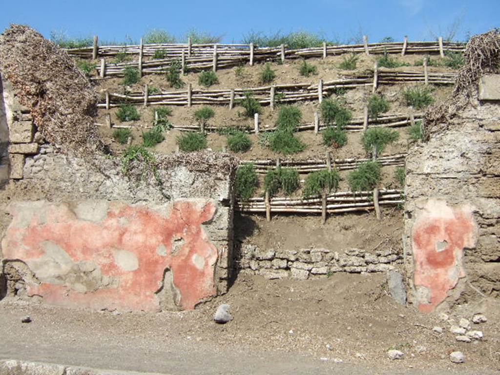 III.5.3 Pompeii. September 2005. Entrance doorway.
According to Varone and Stefani, to the west of this doorway (on the left), graffiti were found 
CIL IV 7732, 7733, 7734, 7735
See Varone, A. and Stefani, G., 2009. Titulorum Pictorum Pompeianorum, Rome: Lerma di Bretschneider, (p.278)
According to Epigraphik-Datenbank Clauss/Slaby (See www.manfredclauss.de), these read as 
Q(uintum)  Postumium 
Modestum  quinq(uennalem)  o(ro)  v(os)  f(aciatis) 
dignum  r(ei)  p(ublicae)      [CIL IV 7732]
Cn(aeum)  Helvium  Sabinum  aed(ilem) 
v(irum)  p(robum)  Lorei  fac(it)  et  ille  te  faciet       [CIL IV 7733]. This is translated as  Loreius, vote for Cn. Helvius Sabinus, an honest man as aedile, and he will vote for you.  See Cooley, A. and M.G.L., 2004. Pompeii : A Sourcebook. London : Routledge. (p.123)
Priscum  aed(ilem)  o(ro)  v(os)  f(aciatis)     [CIL IV 7734]
Trebium  et  Rufum  aed(iles)  o(ro)  v(os)  f(aciatis)  Loreius  rog(at)     [CIL IV 7735]
