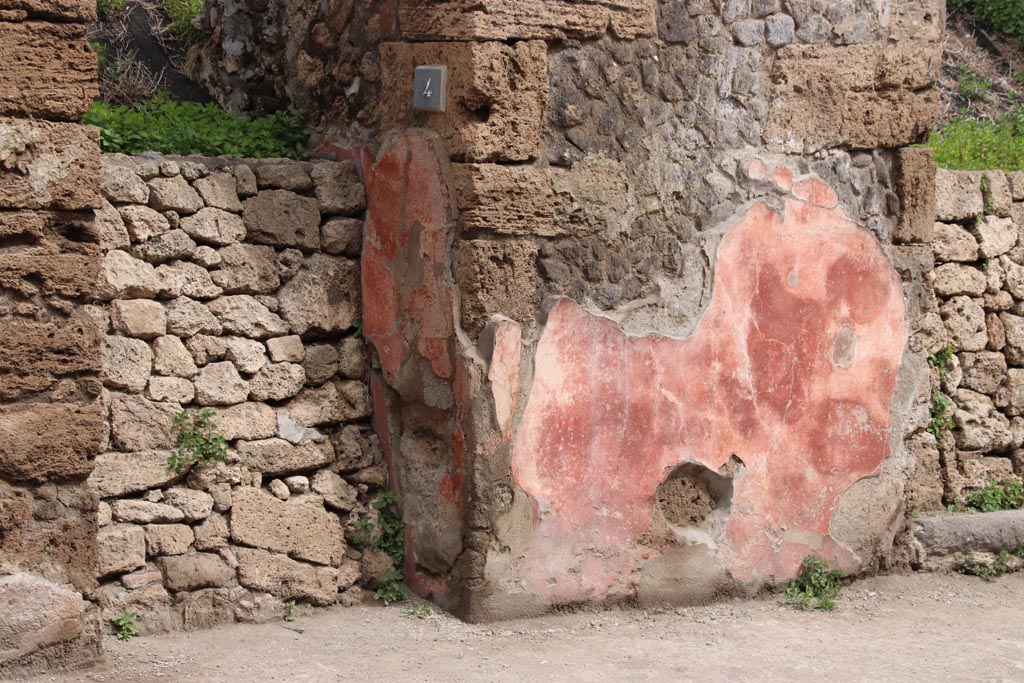 III.5.4, on left and III.5.5 Pompeii. December 2004. Entrance doorways.