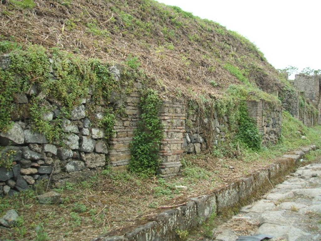 III.9.5 Pompeii (left) and III.9.4 (in centre), May 2005.