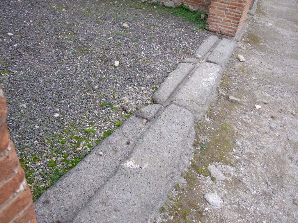 V.1.2 Pompeii. December 2007. Threshold or sill.