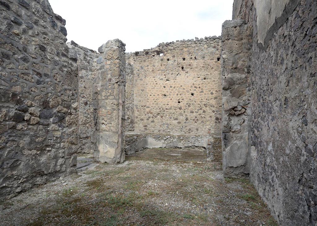 V.1.3 Pompeii. 2013. 
Looking north from triclinium 3 towards room “d”, an area converted to nymphaeum. Photo by Hans Thorwid.
Photo courtesy of the Swedish Pompeii Project. 
