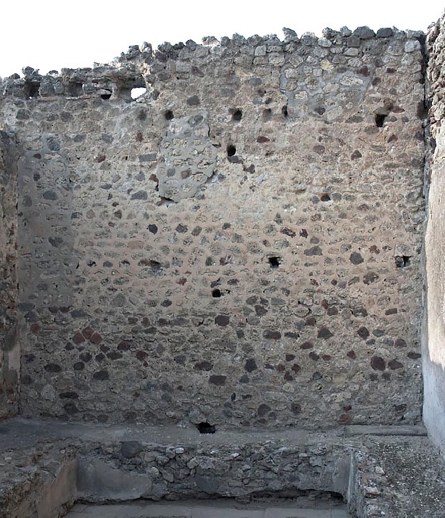 V.1.3 Pompeii. c.2008-10. Room “d”, north wall with bench. Photo by Hans Thorwid.
Photo courtesy of the Swedish Pompeii Project. 
