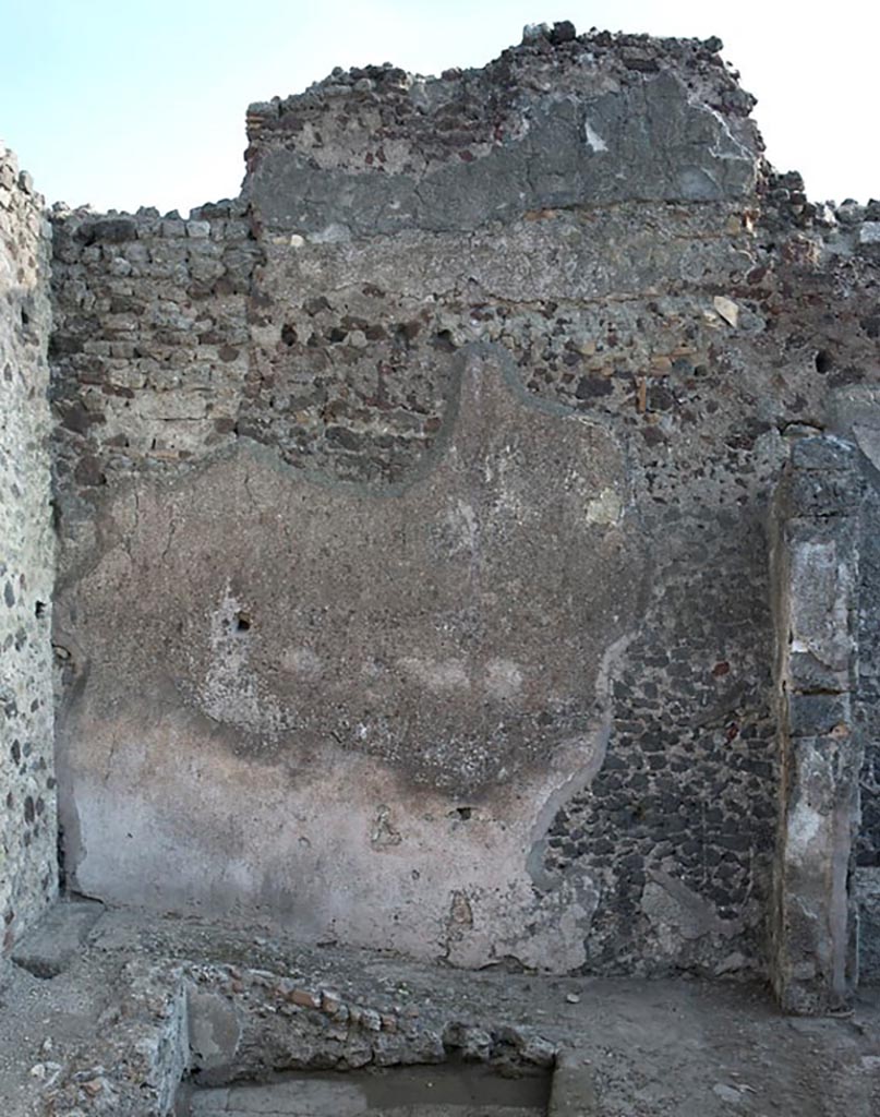 V.1.3 Pompeii. c.2008-10. Room “d”, east wall with bench. Photo by Hans Thorwid.
Photo courtesy of the Swedish Pompeii Project. 
