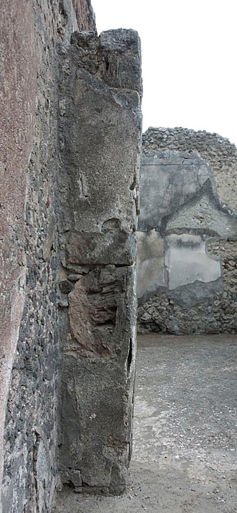 V.1.3 Pompeii. c.2013.
Room “d”, pilaster on east end of south side. Photo by Hans Thorwid.
Photo courtesy of the Swedish Pompeii Project. 
