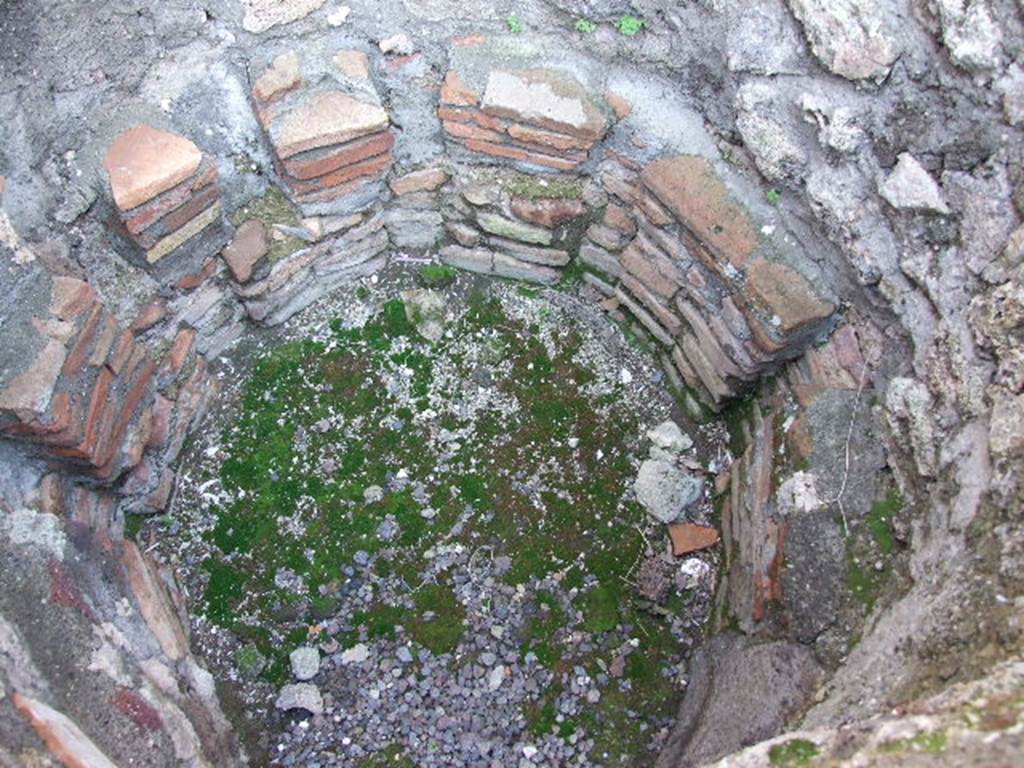 V.1.4 Pompeii.  December 2006.  Interior of boiler or kettle.