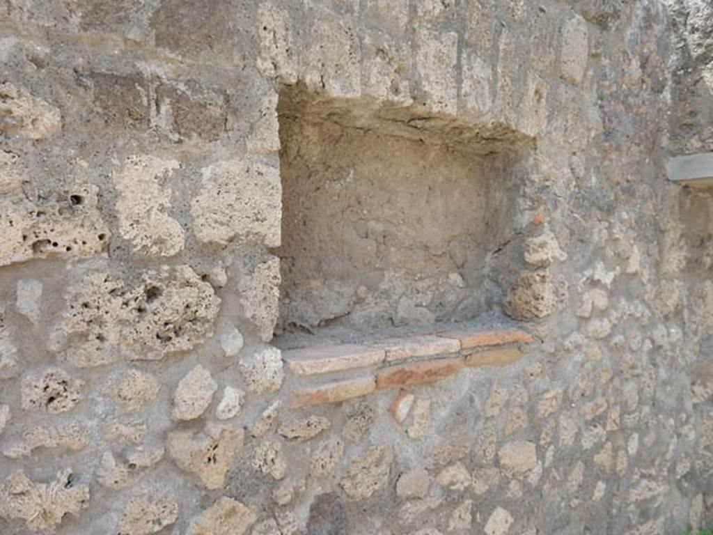 V.1.5 Pompeii. May 2017. Niche in west wall. Photo courtesy of Buzz Ferebee.