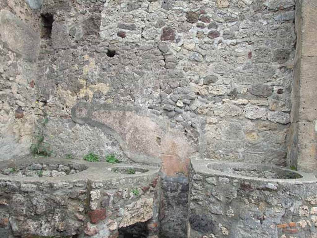 V.1.5 Pompeii. May 2010. East wall.