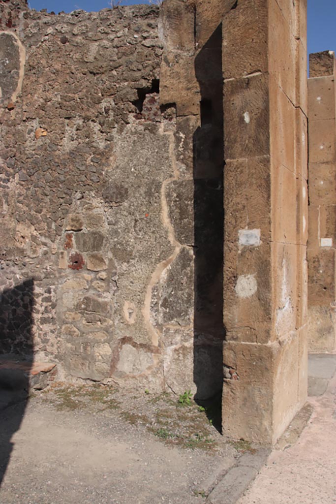 V.1.6 Pompeii. October 2023. 
Looking towards east side of entrance doorway. Photo courtesy of Klaus Heese.
