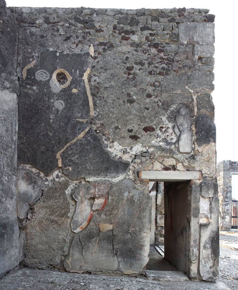 V.1.7 Pompeii. c.2005-7.  
Room 9, south wall of ala, with doorway into cubiculum 8. Photo by Hans Thorwid. 
Photo courtesy of the Swedish Pompeii Project. 
