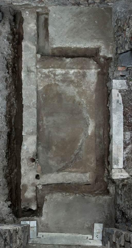 V.1.7 Pompeii. c.2008. 
Room “g”, looking down onto earlier remains. Photo by Hans Thorwid. 
“Under the latest floor level of the large dining room “g”, remains of earlier walls and pavements were detected when searching for the floor in this room.”
Photo and words courtesy of the Swedish Pompeii Project.
