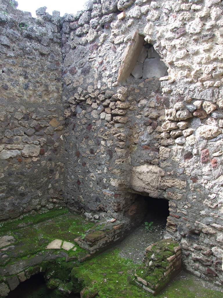 V.1.7 Pompeii. March 2009. 
Room 21, chimney of the hearth against the north wall of the kitchen, near to the caldarium of the baths’ area. 
