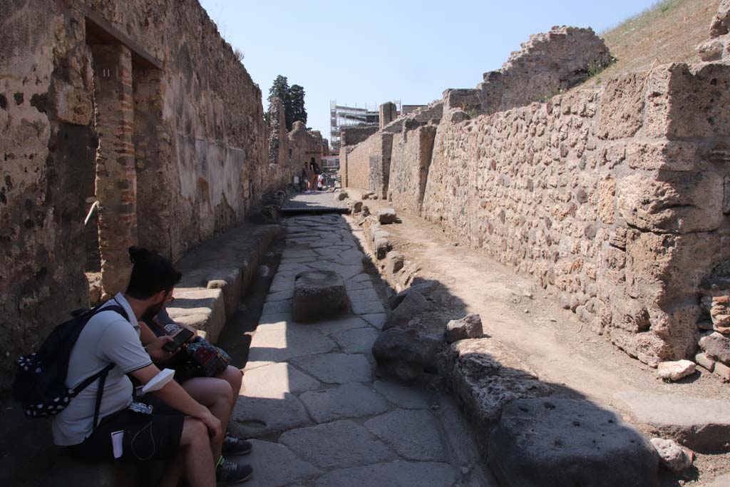 V.1.11 Pompeii, on left. September 2021. 
Looking west along Vicolo delle Nozze d’Argento, from near doorway. Photo courtesy of Klaus Heese.

