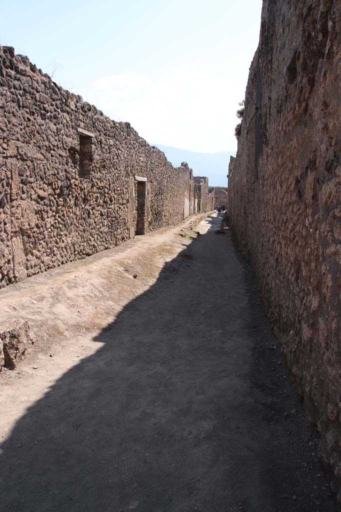 V.1.11, side wall, on right. September 2021.
Vicolo di Cecilio Giocondo looking south from junction with Vicolo delle Nozze d’Argento.
Photo courtesy of Klaus Heese.
