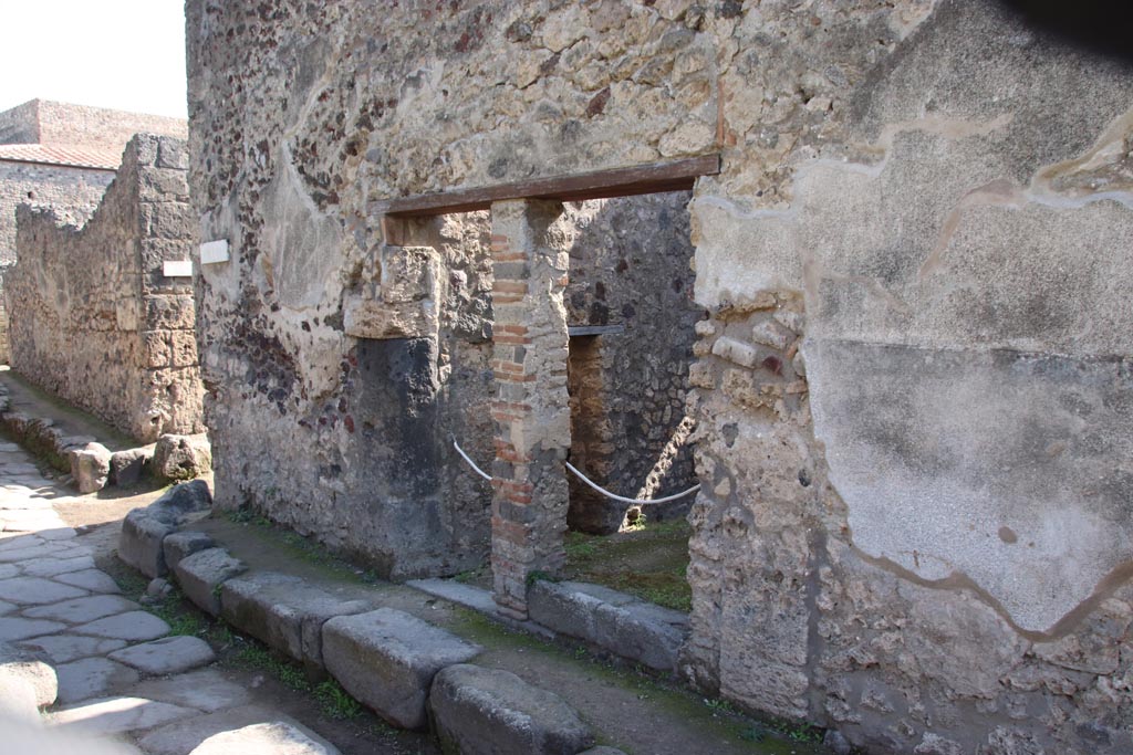 V.1.12 Pompeii, in centre. October 2023. 
Looking south-east towards entrance doorways, with V.1.11 next to it. Photo courtesy of Klaus Heese.
