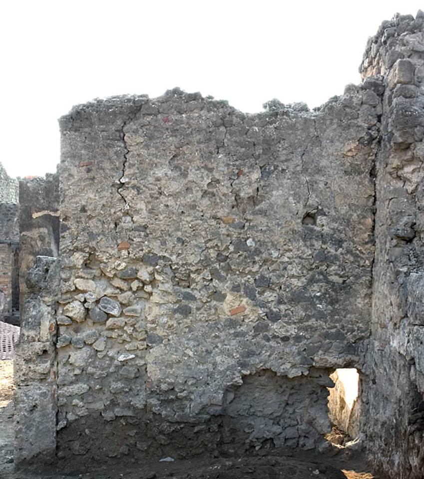 V.1.15 Pompeii. Pre 2008.   
West wall of ala, before restoration. Photo by Hans Thorwid. 
Photo courtesy of the Swedish Pompeii Project.
