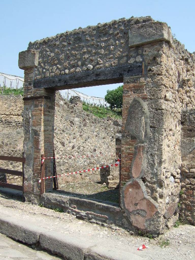 V.1.16 Pompeii. May 2006. Entrance.