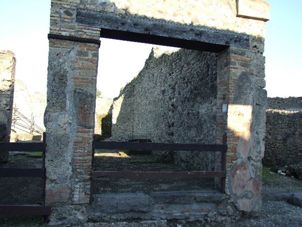 V.I.16 Pompeii. December 2006. Entrance doorway to bakery shop.   