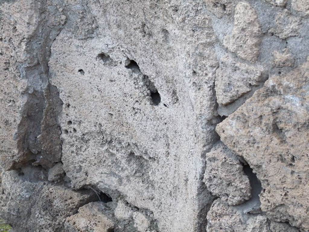 V.1.20 Pompeii. December 2006. Niche or recess on north wall of shop.
According to Kuivalainen, in the middle of the north wall, but now destroyed, and described as –
“A standing youth wearing boots and a vine wreath on his head; a blue cloak covers his left shoulder and right arm. In his raised right arm he holds a thyrsus, pouring wine from a cantharus with his left hand into the mouth of a panther.”
See Kuivalainen, I., 2021. The Portrayal of Pompeian Bacchus. Commentationes Humanarum Litterarum 140. Helsinki: Finnish Society of Sciences and Letters, (p.110, C6).
