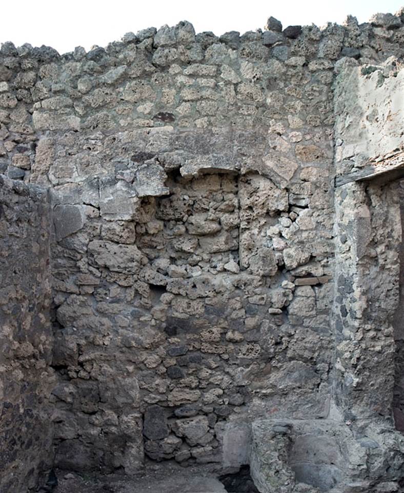 V.1.20 Pompeii. 2005. Room “d”.
North wall of kitchen.  Photo by Hans Thorwid. 
Photo courtesy of The Swedish Pompeii Project.
