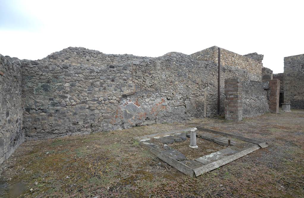 V.1.23 Pompeii. Room “b”, looking towards north wall of atrium. Photo by Hans Thorwid.
Photo courtesy of the Swedish Pompeii Project.
