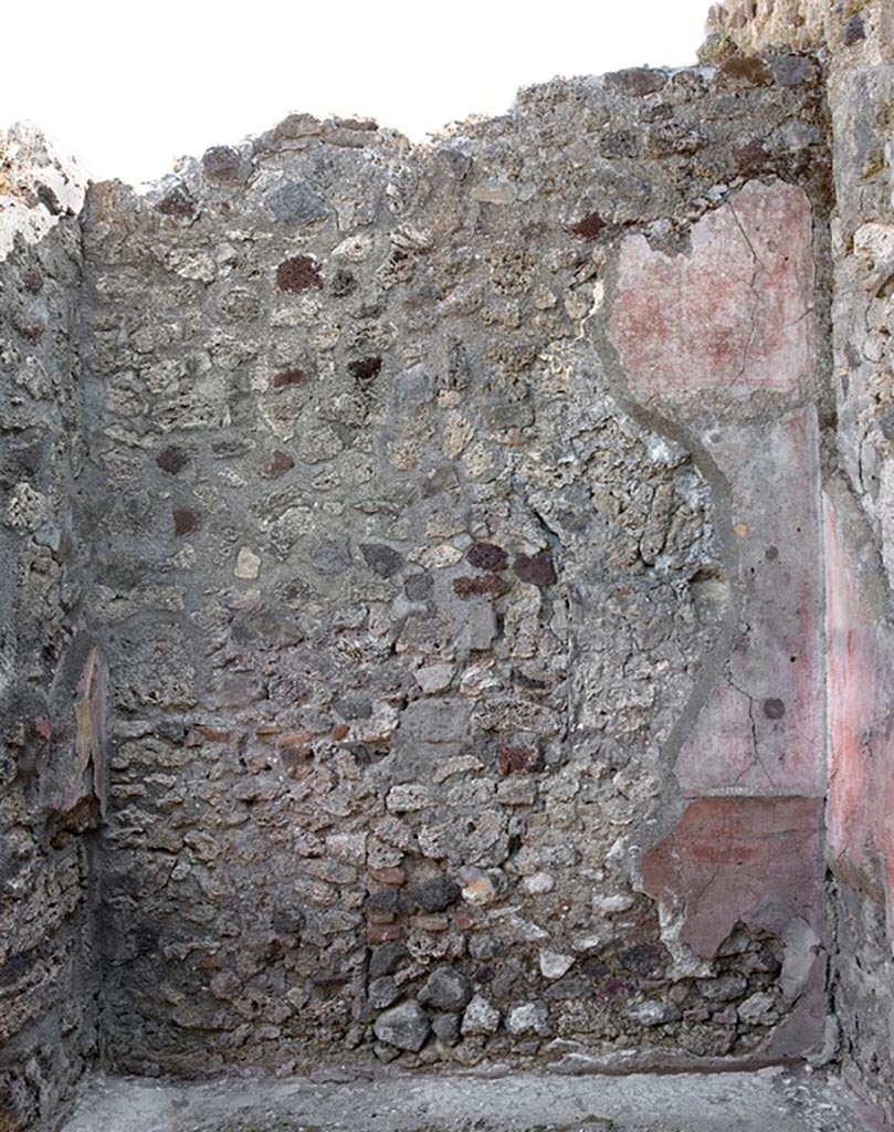 V.1.23 Pompeii. Room “c”, east wall. Photo by Hans Thorwid.
Photo courtesy of the Swedish Pompeii Project.
