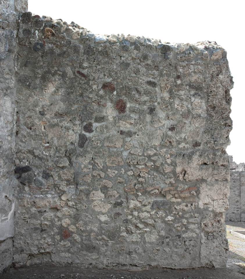 V.1.23 Pompeii. Room “d”, ala, west wall. Photo by Hans Thorwid.
Photo courtesy of the Swedish Pompeii Project.
