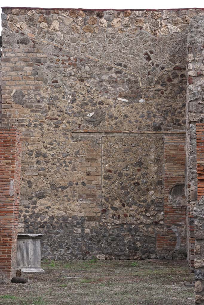 V.1.23 Pompeii. October 2020. 
Looking east through tablinum “e”, towards detail of rear wall. Photo courtesy of Klaus Heese.
