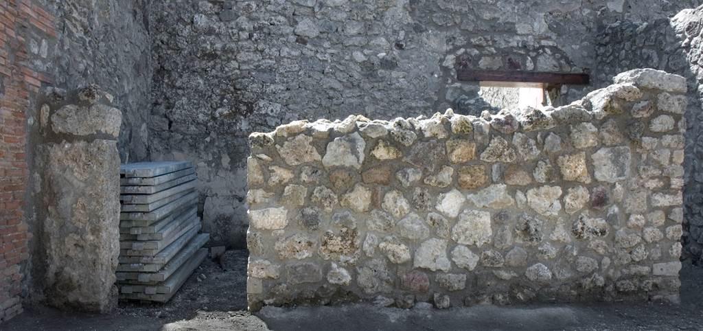 V.1.23 Pompeii. Room “e”, tablinum. Looking towards south wall. Photo by Hans Thorwid.
Photo courtesy of the Swedish Pompeii Project.
