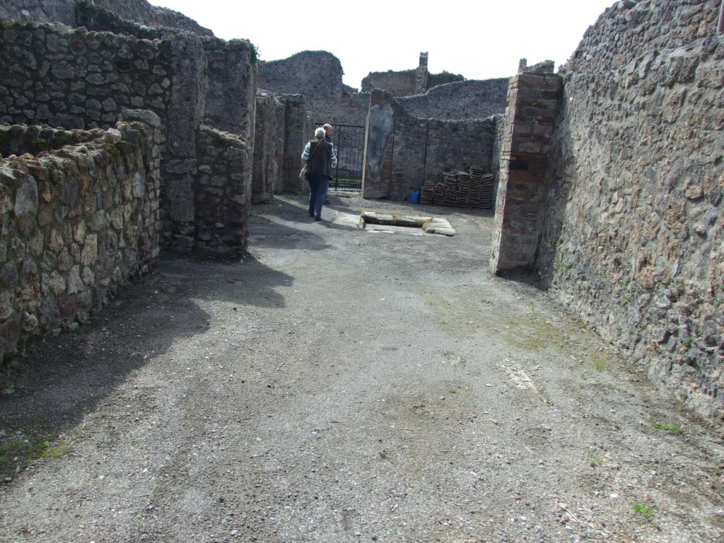 V.1.23 Pompeii. March 2009. Room 5, tablinum looking west towards entrance.