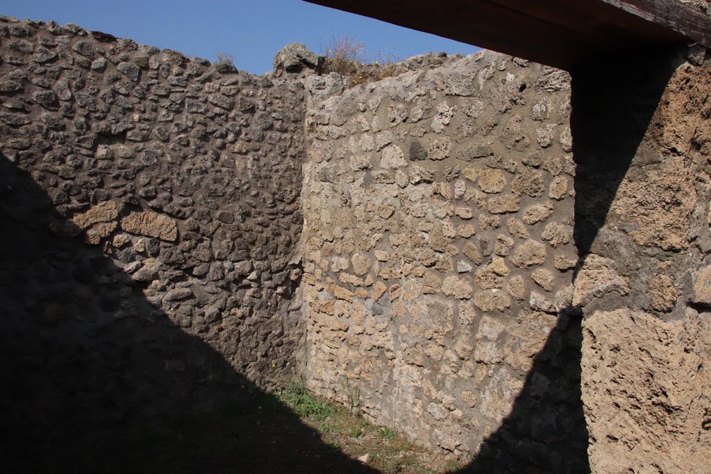 V.2.2 Pompeii. October 2023. North wall, north-east corner and east wall of rear-room. Photo courtesy of Klaus Heese.