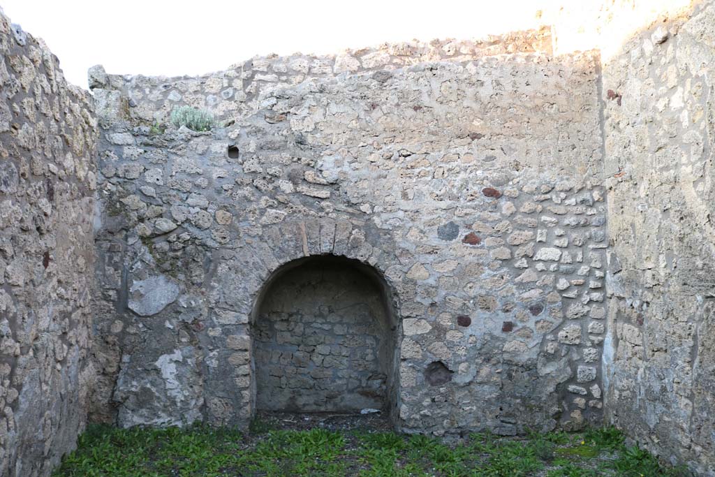 V.2.3, Pompeii. December 2018. North wall of rear room. Photo courtesy of Aude Durand.