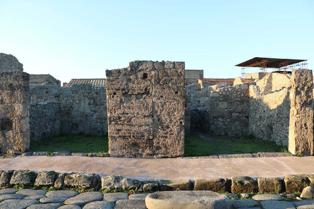 V.2.5, Pompeii, on left. December 2018. Looking north to entrance doorway, with V.2.6, on right. Photo courtesy of Aude Durand.