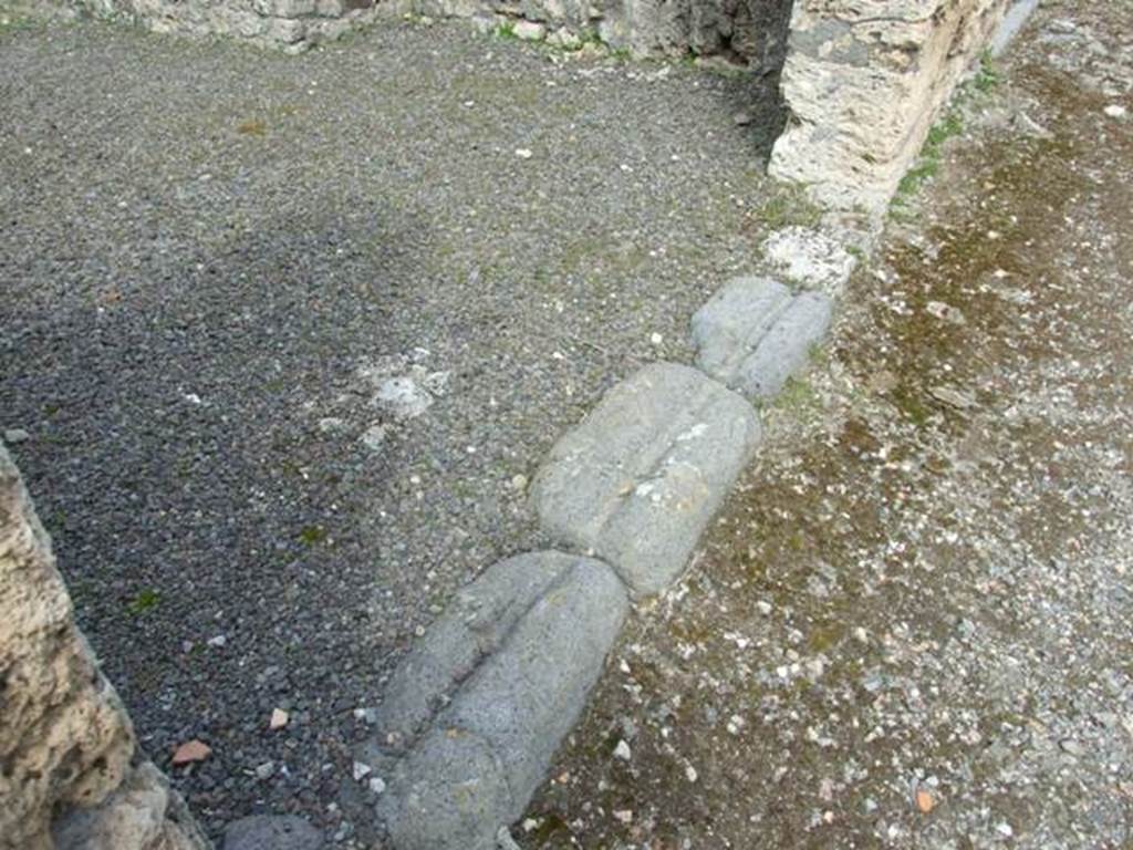 V.2.5 Pompeii.  March 2009.  Sill or threshold.