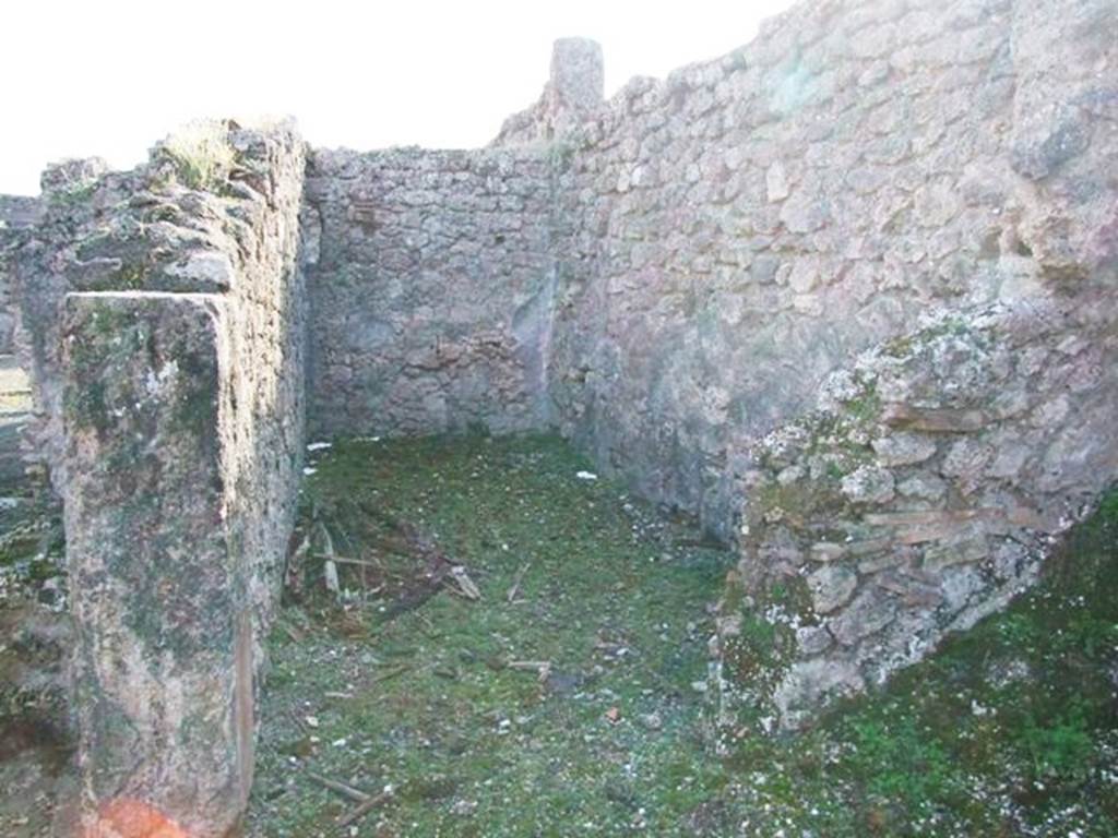 V.2.7 Pompeii. December 2007. Doorway to room 13, looking south into room on west side of triclinium/tablinum.