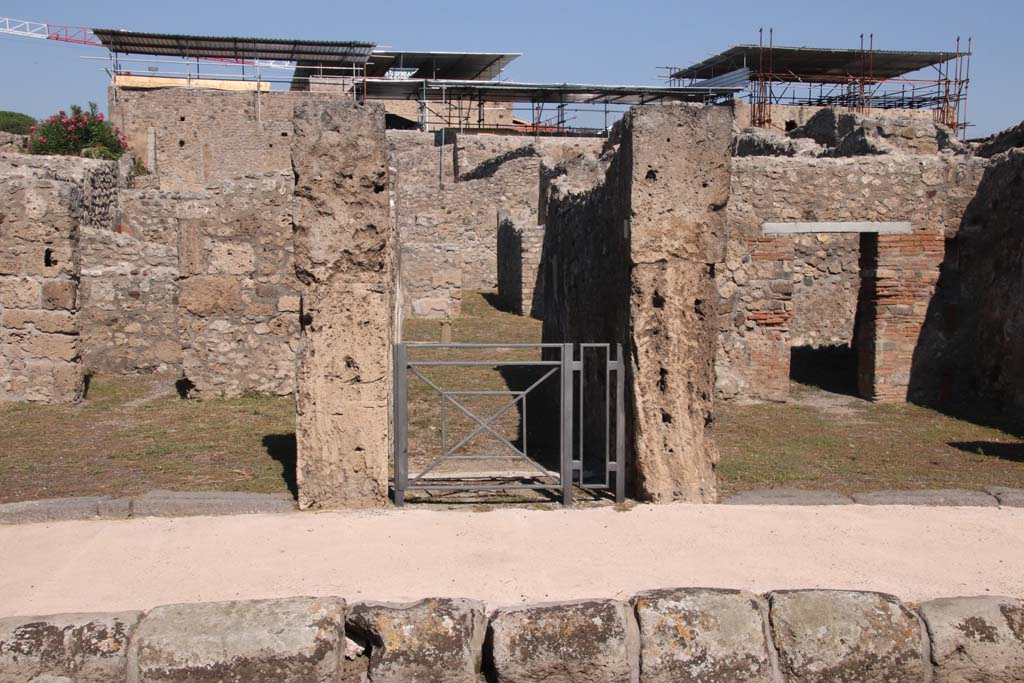 V.2.7 Pompeii, in centre. September 2021. Looking north to entrance on Via di Nola. Photo courtesy of Klaus Heese.