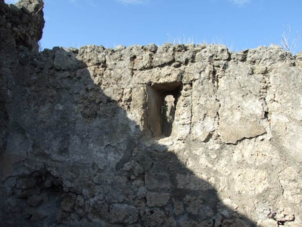 V.2.7 Pompeii. December 2007. Room 4, north wall with niche or window?  