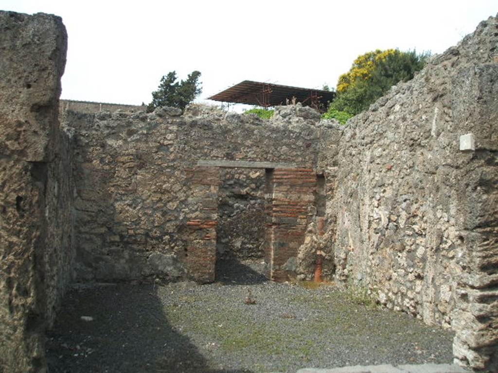 V.2.8 Pompeii. May 2005. Looking north across shop, from entrance.  