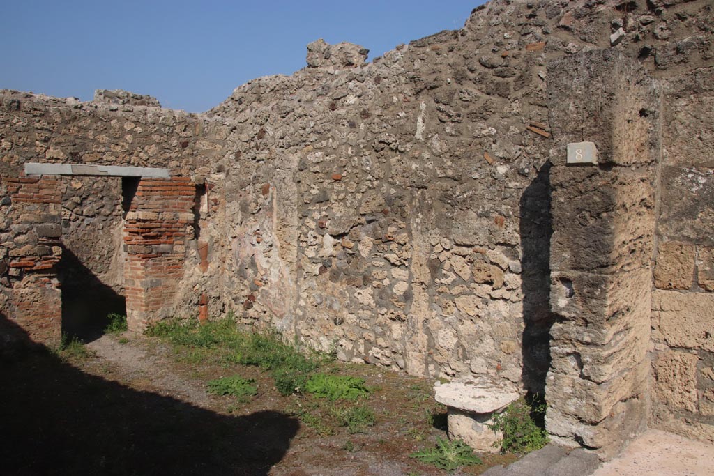 V.2.8 Pompeii. October 2023. East wall of shop-room. Photo courtesy of Klaus Heese.