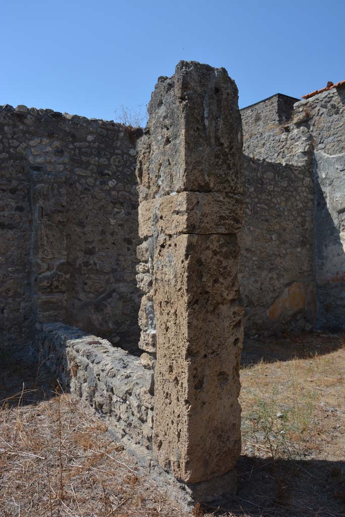 V.2.10 Pompeii. September 2019. 
Room 12, pilaster and window on west side of doorway of triclinium.
Foto Annette Haug, ERC Grant 681269 DÉCOR.
