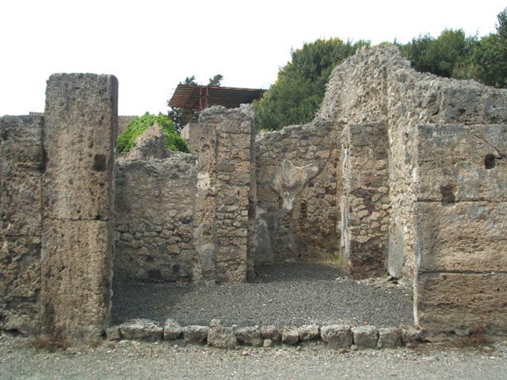 V.2.12 Pompeii. May 2005. Entrance, looking north.